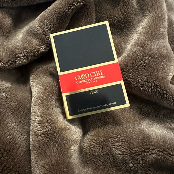 New💕4/30💕Very Good Girl Carolina Herrera - Picture 4 of 6